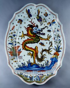 Faience schaal versierd met een draak