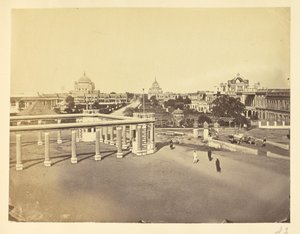 [Geribbelde zuilen en binnenplaats in de Kaiserbagh, Lucknow].