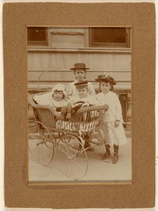 [Vier kinderen in New York: twee in een kinderwagen, twee staand]. door Unknown artist