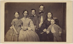 [Groep familieportret, twee vrouwen en vier kinderen].