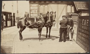 [Paarden buiten de Whitby Jet Works]. door Unknown artist