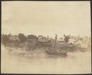 [Huizen en boten aan de oever van een rivier].