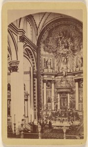 [Interieur van een ongeïdentificeerde kerk]. door Unknown artist