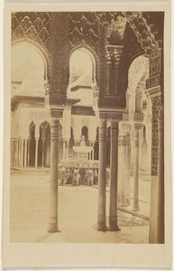 [Binnenaanzicht van zuilen, het Alhambra]. door Unknown artist