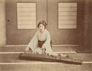 [Japanse vrouw die op een koto speelt]. door Unknown artist