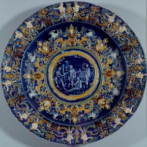Grote polychrome faience schaal met een voorstelling van het oordeel van Parijs