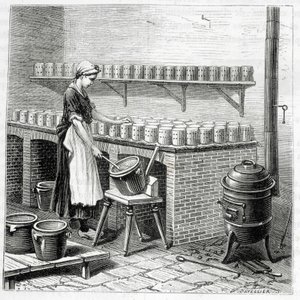 Fabricage van camembert kaas (wrongel wordt in mallen gegoten) - in 