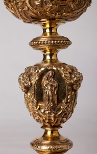 Metaalbewerking. Kelk. Geschenk van kanunnik A. Le Vaillant de la Bassarderie, deken van het kathedraalkapittel 1726 tot 1758. 18e eeuw. Detail. door Unknown artist
