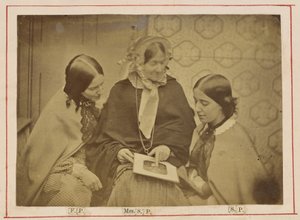 [Mevrouw Stanley Percival en dochters]. door Unknown artist
