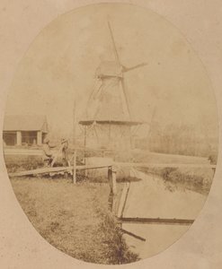 [Schilder met hoed op schildersezel die een windmolen schildert]. door Unknown artist