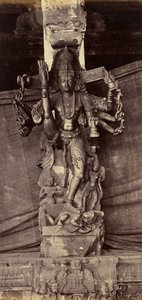 Pilaar en figuur, gesneden uit één steen. Coimbatore door Unknown artist