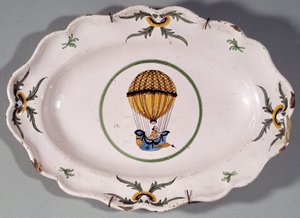Bord in faience gedecoreerd met de voorstelling van een ballonvaart. 18e eeuw