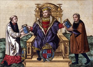 Portret van koning Hendrik VIII van Engeland (1491 - 1547) op zijn troon, de Bijbel overhandigend aan twee hovelingen. Kleurgravure.