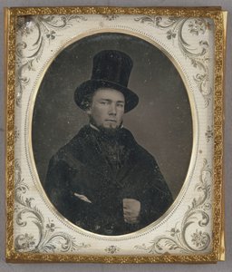 [Portret van een zittende man met kin snorharen in hoge hoed]. door Unknown artist