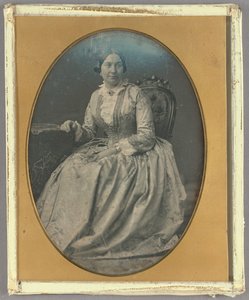 [Portret van een zittende vrouw in een lange, vloeiende jurk]. door Unknown artist