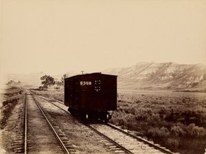 [Spoorwegwagon op sporen]. door Unknown artist
