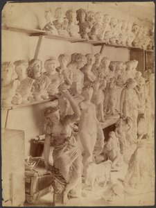 [Kamer vol bustes en standbeelden]. door Unknown artist
