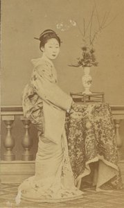 [Staande Japanse vrouw]