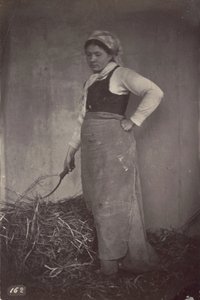 [Staande vrouw met een zeis]. door Unknown artist
