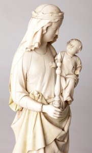 Beeld. Madonna met Kind. Geschenk van Mgr Cantineau, deken van het kathedraalkapittel. Ivoor. 13e eeuw. Detail, buste.