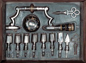 Trepan, chirurgisch gereedschap (boor) met accessoires. 1768 Parijs, museum van de geschiedenis van de geneeskunde door Unknown artist
