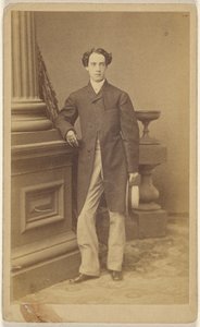 [Ongeïdentificeerde man met handschoenen aan, met een strooien hoed in zijn linkerhand, staand]. door Unknown artist