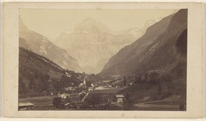 [Ongeïdentificeerd valleizicht met berg in het midden op de achtergrond].