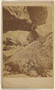 [Ongeïdentificeerd uitzicht op grote rotsen]. door Unknown artist