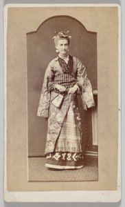 Zonder titel (blanke vrouw in Japanse kimono met waaier) door Unknown artist