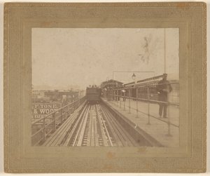 [Zicht op een trein die het station verlaat].
