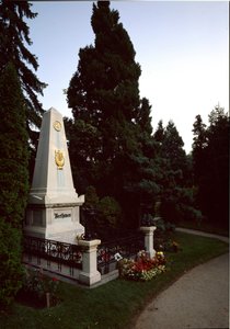 Uitzicht op het graf van de Duitse componist Ludwig van Beethoven (1770 - 1827) op de centrale begraafplaats van Wenen (Zentralfriedhof), Oostenrijk door Unknown artist