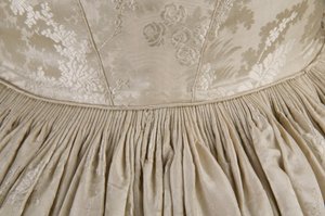 Trouwjurk (achteraanzicht detail van taille) door Unknown artist