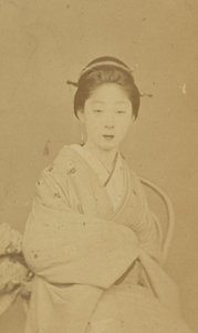 [Zittende Japanse vrouw]