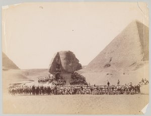 42e Highlanders voor de Sfinx in Gizeh, Egypte door Unknown photographer