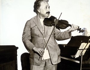 Albert Einstein speelt viool, c.1932 (zwart-wit foto)