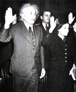 Albert Einstein met zijn stiefdochter Margot die de eed van het Amerikaanse staatsburgerschap aflegt, New Jersey door Unknown photographer