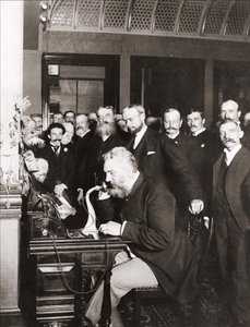 Alexander Graham Bell (1847-1922) bij de inauguratie van de langeafstandslijn van New York naar Chicago, 18 okt