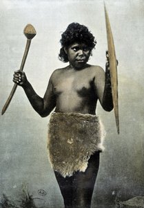 Australische Aboriginal vrouw verantwoordelijk voor de wapens van haar man - autochroom door Unknown photographer