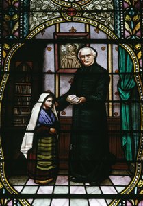 Bernadette en Abbe Peyramale, gebrandschilderd glas in de parochiekerk van Lourdes, Languedoc-Roussillon-Midi-Pyrénées, Frankrijk, 20e eeuw