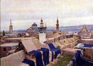 Blauwe katoenen stoffen te drogen gelegd op de daken van ververijen in Damascus (Syrië)