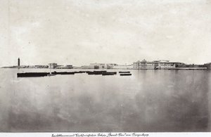 Boten in het midden van de zee met een deel van de stad Alexandrië op de achtergrond, in Egypte