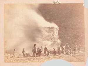 Het verbranden van een nederzetting, Black Mountain expeditie door Unknown photographer