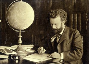 Camille Flammarion aan haar werktafel door Unknown photographer