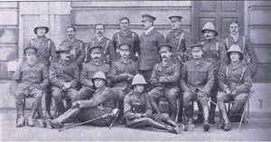 Kolonel Owen, Majoor Boole-Smith en de andere officieren van de Dragoon Guards, uit After Pretoria: The Guerilla War gepubliceerd door Harmsworth Bros Limited