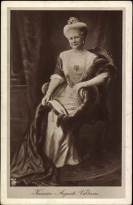 Keizerin Auguste Viktoria met kroon en bont