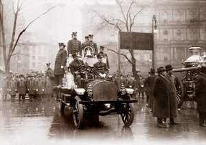 Brandweer uitgerust met nieuwe brandpompen en voertuig, New York 1913. Fotografie.