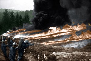 Franse soldaten die vlammenwerpers gebruiken vanuit de loopgraven, Chemin des Dames door Unknown photographer