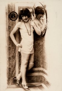 Volledig portret van een vrouw in intieme kleding