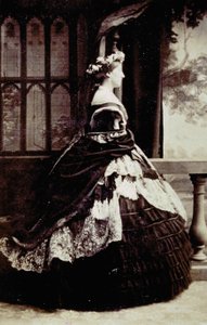 Portret van de hertogin van Manchester in avondjurk door Unknown photographer