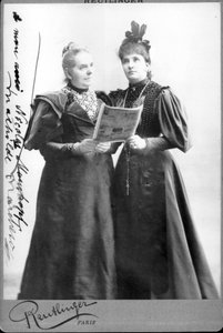 Duitse zangeres Mathilde Marchesi en Australische zangeres Nellie Melba. Laat 19e eeuw Fotografie door Unknown photographer